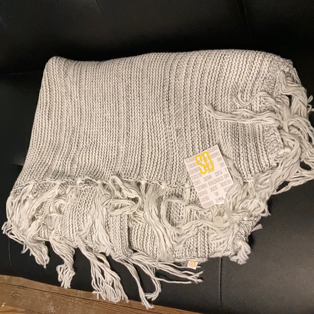 —White/Black LuLaRoe Mimi Shawl